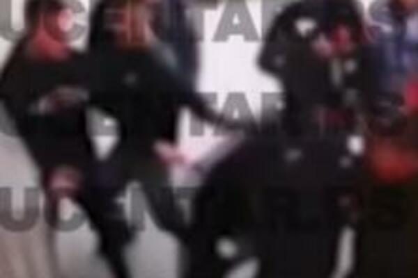 NOVA BRUTALNA TUČA TINEJDŽERA U KRAGUJEVCU: Pogledajte kako grupa mladića prebija momka koji je krenuo u prodavnicu