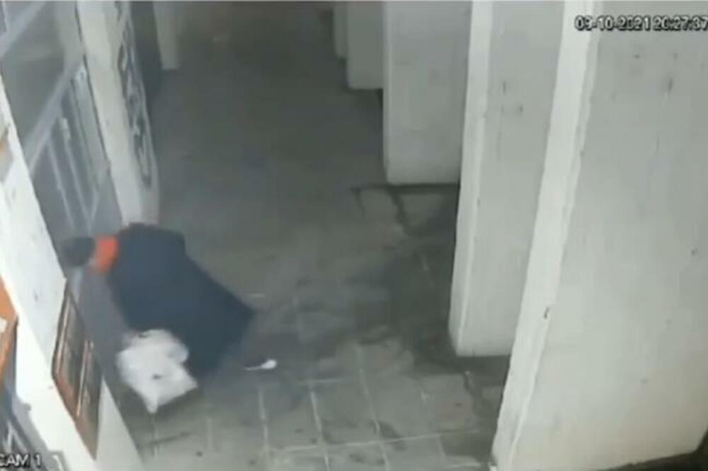 BEOGRAĐANIN PODIVLJAO, ISPLIVAO STRAVIČAN SNIMAK: Nemilosrdno lomio po ULAZU, zatim GLAVOM PROŠAO KROZ STAKLO VIDEO