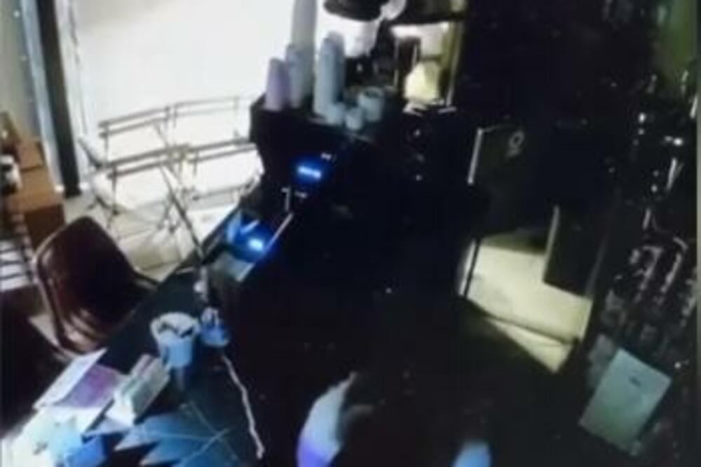 "SPRETAN" LOPOV PRESKOČIO ŠANK PA ODNEO SVE: Snimak neviđene krađe na Paliluskoj pijaci, sve se desilo u sekundi!