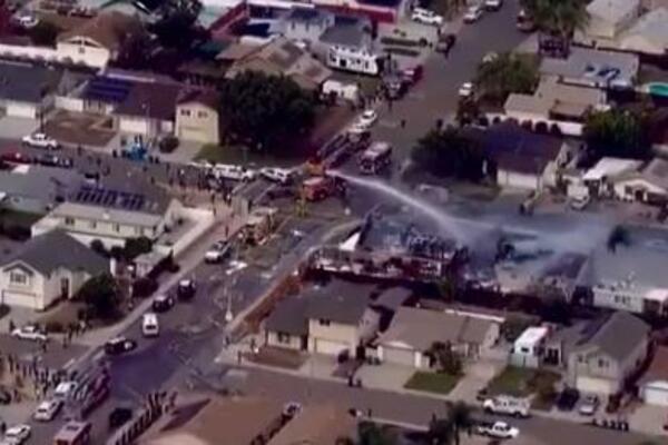 SRUŠIO SE AVION U KALIFORNIJI, ZAPALJENE 2 KUĆE: Ima i povređenih (VIDEO)