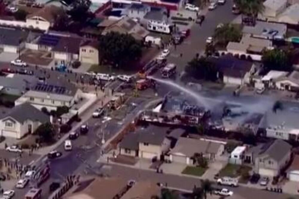 SRUŠIO SE AVION U KALIFORNIJI, ZAPALJENE 2 KUĆE: Ima i povređenih (VIDEO)