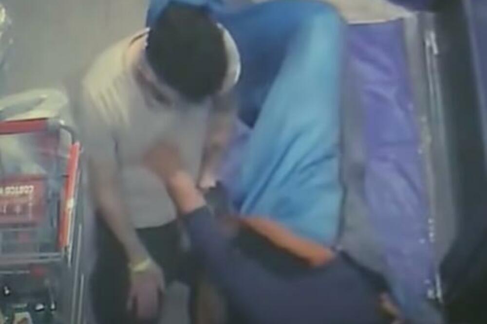 POKUŠAO DA SILUJE BESKUĆNICU: Kad je skinuo pantalone, desilo se nešto neočekivano (VIDEO)