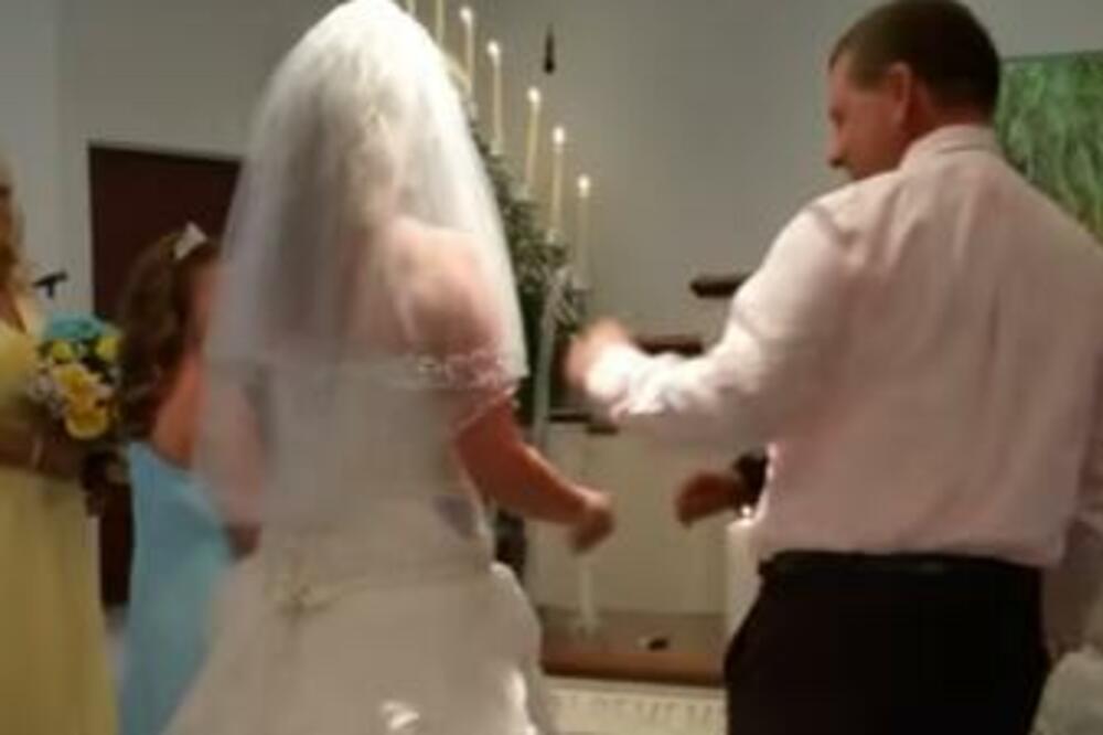 MLADA SE SPREMALA DA IZGOVORI "DA", KAD JE MLADOŽENJA POZVAO JOŠ NEKOG PRED OLTAR: Kakva ludačka HRABROST (VIDEO)