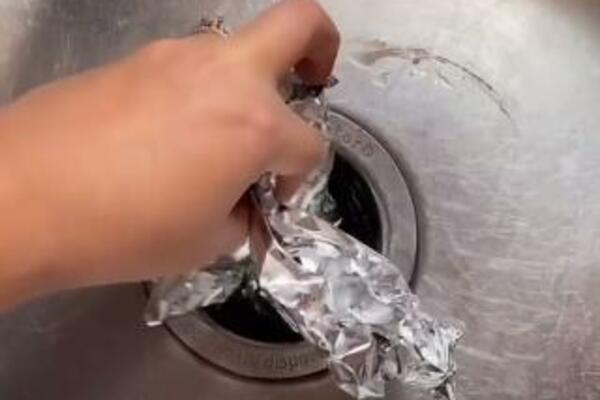 STAVILA JE OBIČNU FOLIJU U SUDOPERU I REŠILA SVE PROBLEME: Uradićete ISTU stvar čim VIDITE OVO (VIDEO)