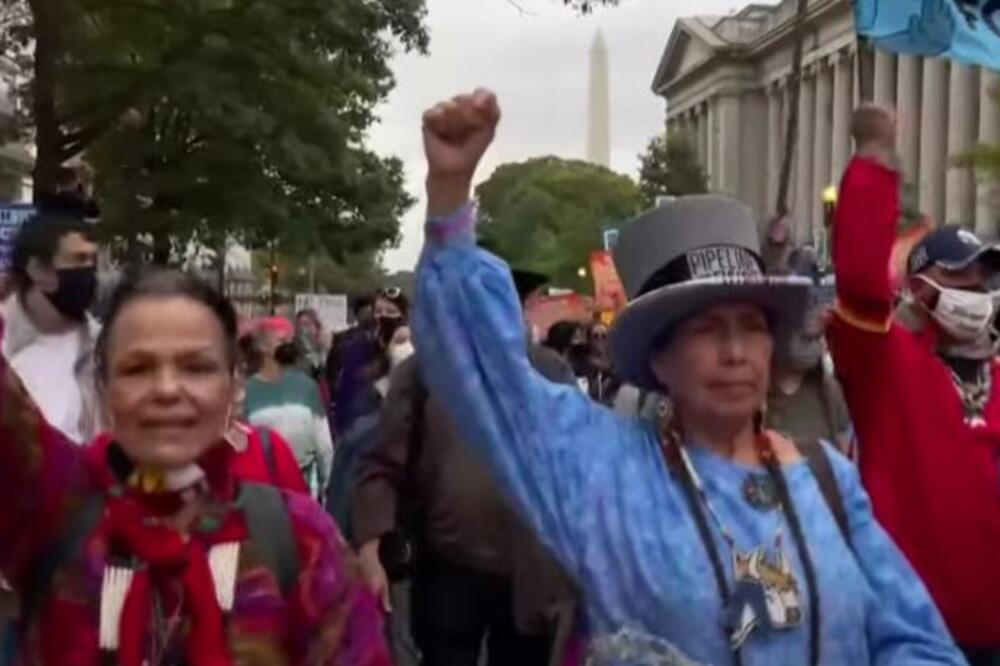 PROTEST ISPRED BELE KUĆE: Stotine demonstranata se okupile, pozivaju BAJDENA da prestane sa 1 bitnom stvari (VIDEO)
