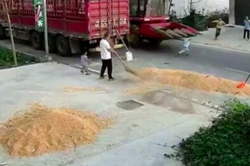 ČUDA SU MOGUĆA: Dečaka naočigled roditelja pregazio KOMBAJN, pukom srećom prošao samo sa MODRICAMA! (FOTO/VIDEO)
