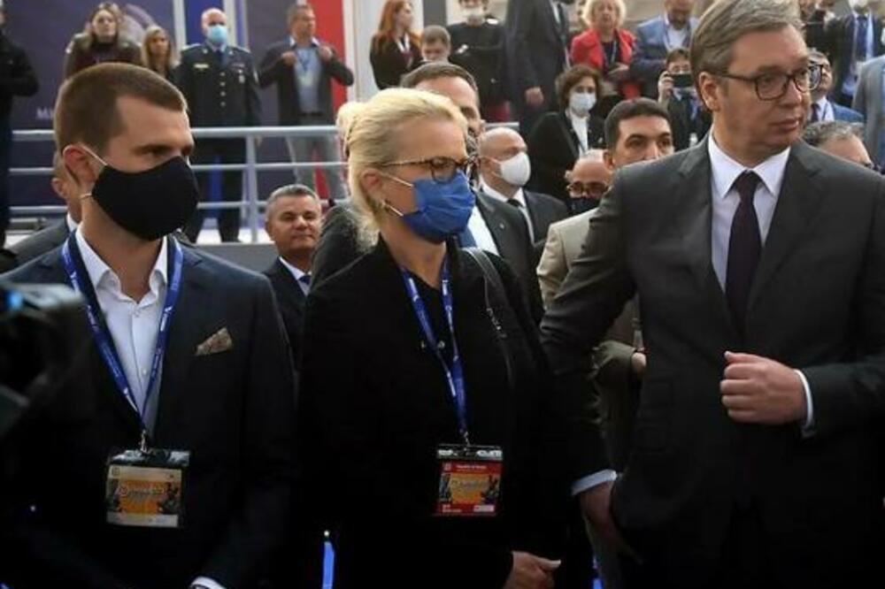 DIRLJIVA SCENA SA SAJMA! Supruga i sin Miroslava Lazanskog ispred oklopnog vozila posvećenom NJEMU (FOTO)