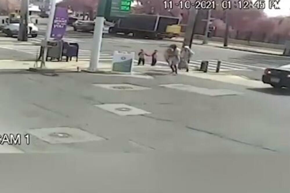 STRAVIČAN SNIMAK DIGAO AMERIKU NA NOGE: Beskućnik pokušao da OTME devojčicu (3) usred bela dana! (VIDEO)