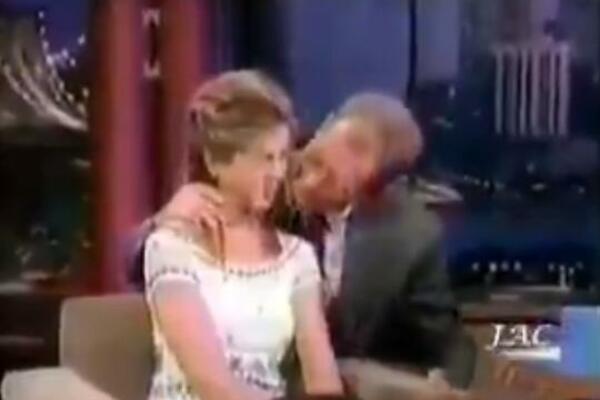 POZNATI VODITELJ SPOPADAO OMILJENU GLUMICU: Isplivao JEZIV STARI SNIMAK, pogledajte šta joj je RADIO, GROZNO! VIDEO