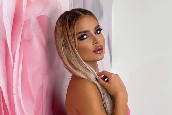 ČISTA EROTIKA! Vrela Anja pokazala zadnjicu u GRO PLANU, provokativni veš RASPALIO MAŠTU - NIJE REALNA! (FOTO 18+)