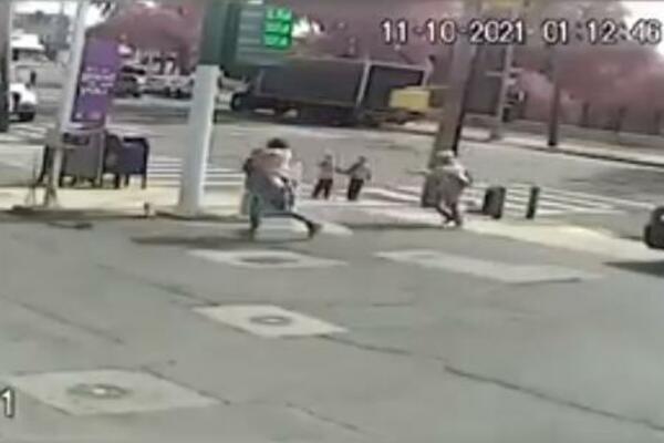 POKUŠAJ KIDNAPOVANJA U NJUJORKU ZABELEŽEN KAMERAMA: Uhapšen počinilac, SMEJAO SE dok ga odvodila policija (VIDEO)