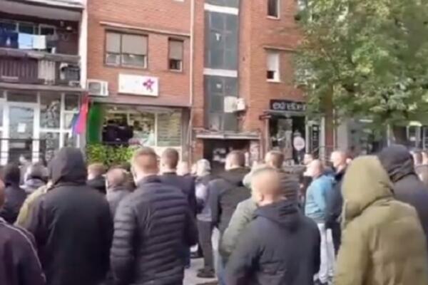 KOSOVSKA POLICIJA HAPSI PO SEVERNOJ MITROVICI! Čuju se sirene za UZBUNU, građani prave BLOKADU (VIDEO)