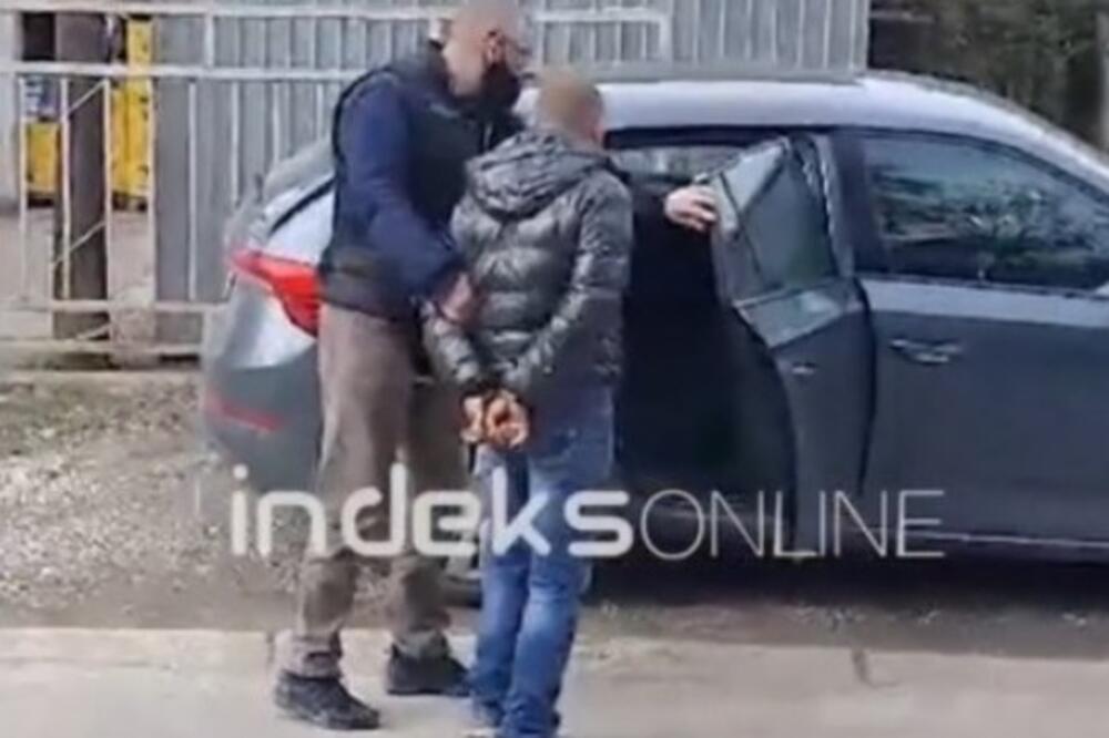 KOSOVSKA POLICIJA PRIVELA SRBINA U ZVEČANU: Odveden je u policiju na razgovor! (VIDEO)