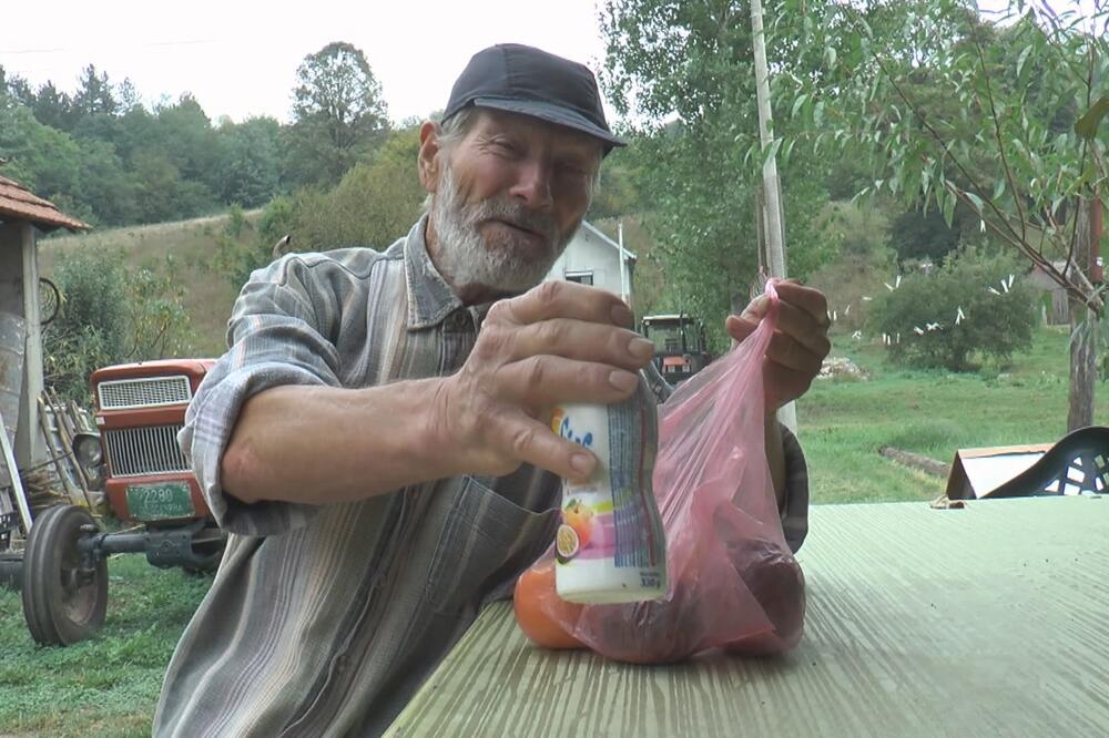 MILUTIN IZ OSEČINE JE NEVIĐENI FENOMEN: Jede samo BUĐAVU HRANU, preko 30 godina ništa sveže nije pojeo (FOTO)