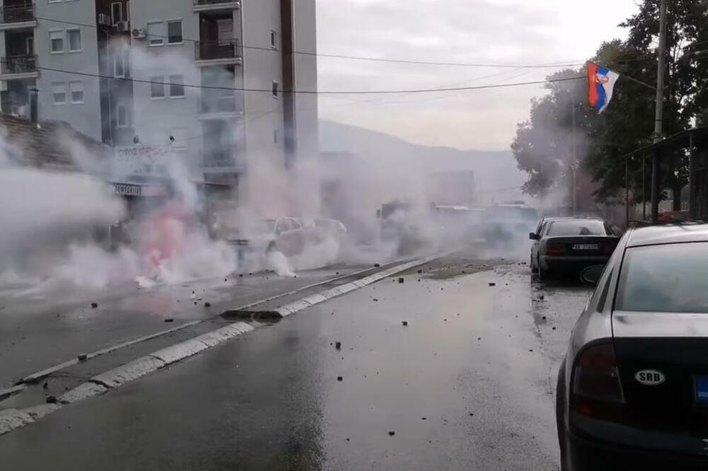 IZAŠAO SNIMAK TRENUTKA KADA JE BAČENA BOMBA ISPRED APOTEKE! Pogledaje intervencije ROSU na severu Kosova (VIDEO)