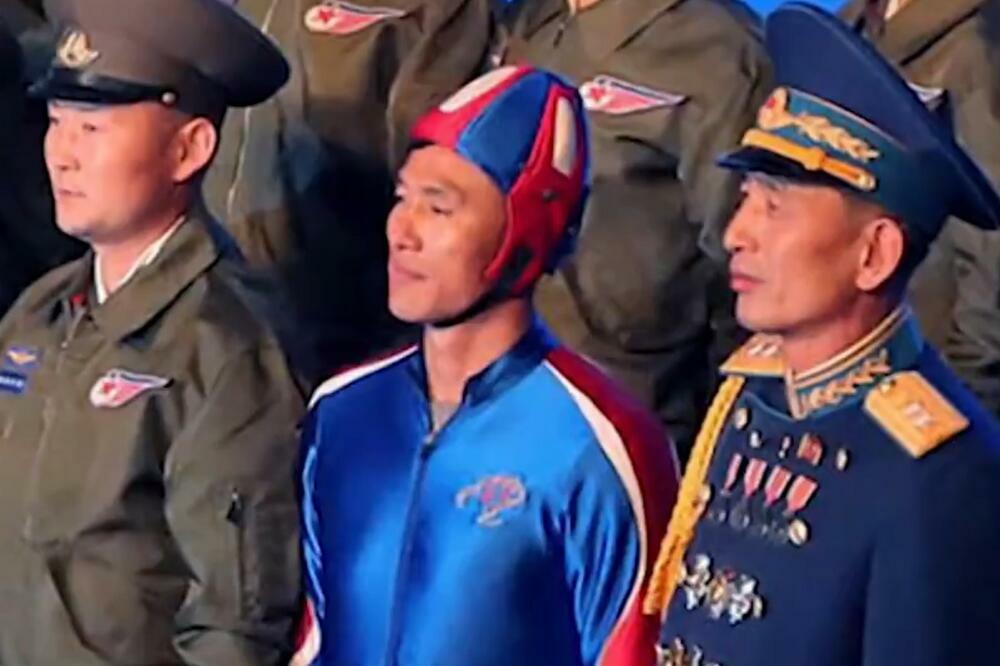 SEVERNOKOREJSKI VOJNIK POSTAO HIT NA MREŽAMA: Mnogi ga upoređuju sa poznatim SUPERHEROJEM! (VIDEO)