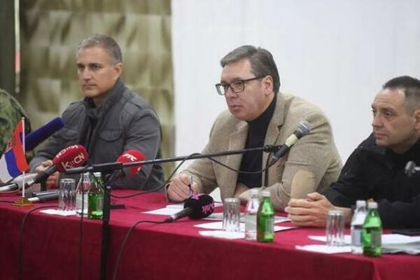 PREDSEDNIK OBIŠAO ŽANDARMERIJU: Orilo se "Hriste Bože"