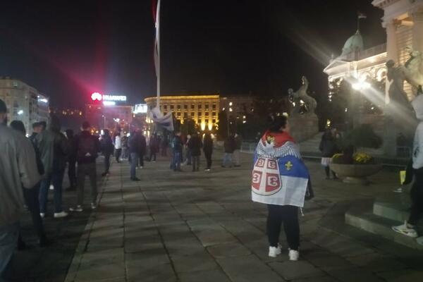 GEST PODRŠKE IZ BEOGRADA NARODU SA KOSMETA: Spontano smo se okupili, tu smo da podržimo naš napaćen narod