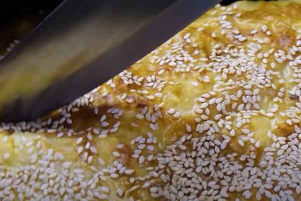 NAPRAVITE I VI ''GUŽVARU'' BRZO I LAKO: Najmekša gibanica sa puno ukusnog fila i HRSKAVOM KORICOM (RECEPT)