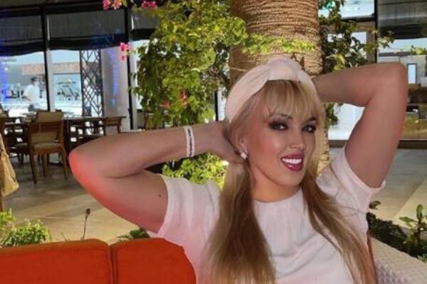 GOLA ZADNJICA U KRUPNOM KADRU! Skinula se Branka Sovrlić svi gledaju bez daha, PRŠTI U SEDMOJ DECENIJI! (FOTO)