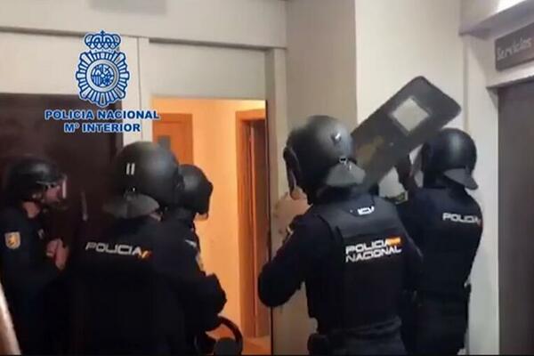 RAZBIJEN LANAC PROSTITUCIJE U ŠPANIJI! Srpkinje držali kao robinje, čak su imali i bankomat u javnoj kući (FOTO)