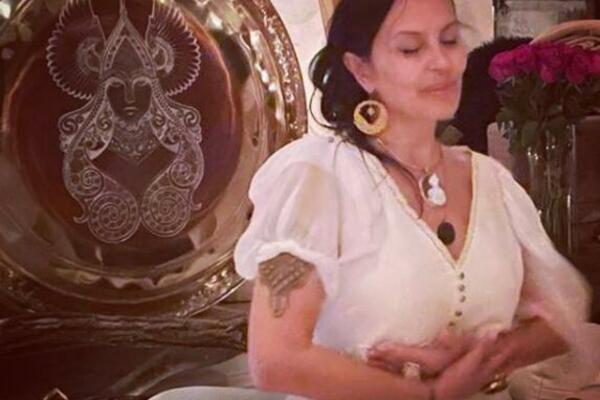 NOVI RITUAL ELENE KARAMAN PRIVUKAO PAŽNJU! Dečko joj izgovara POSEBNE REČI, dok ljudi sede na podu a između njih...