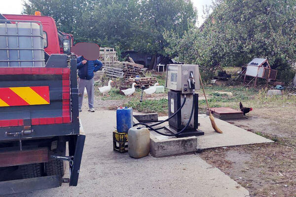 NEVEROVATNO ČIME SE LJUDI BAVE: Penzioner u Zemunu imao divlju pumpu, točio gorivo u svom dvorištu! (FOTO)