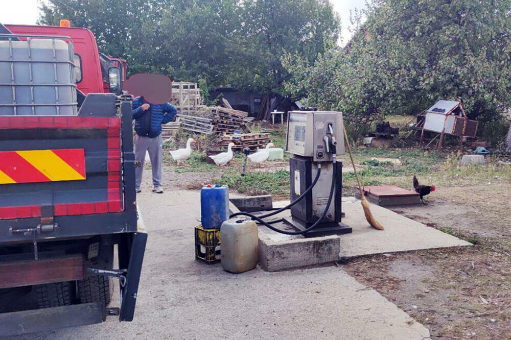 NEVEROVATNO ČIME SE LJUDI BAVE: Penzioner u Zemunu imao divlju pumpu, točio gorivo u svom dvorištu! (FOTO)
