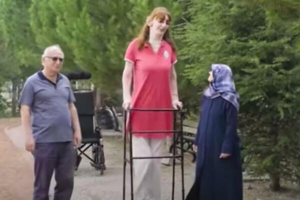 ONA JE NAJVIŠA ŽENA NA SVETU: Njena visina je u VISINI PLAFONA