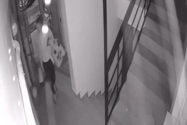 SUTIRA ZIDOVE, TETURA SE I JEDVA IDE: Šok snimak devojke iz Krnjače zgranuo Srbiju (VIDEO)