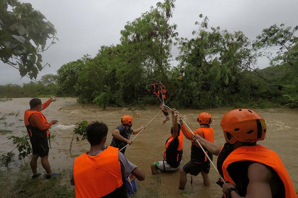 NAJMANJE 18 MRTVIH U KATASTROFALNIM POPLAVAMA: Pokrenula su se KLIZIŠTA, kiša NE STAJE (VIDEO)