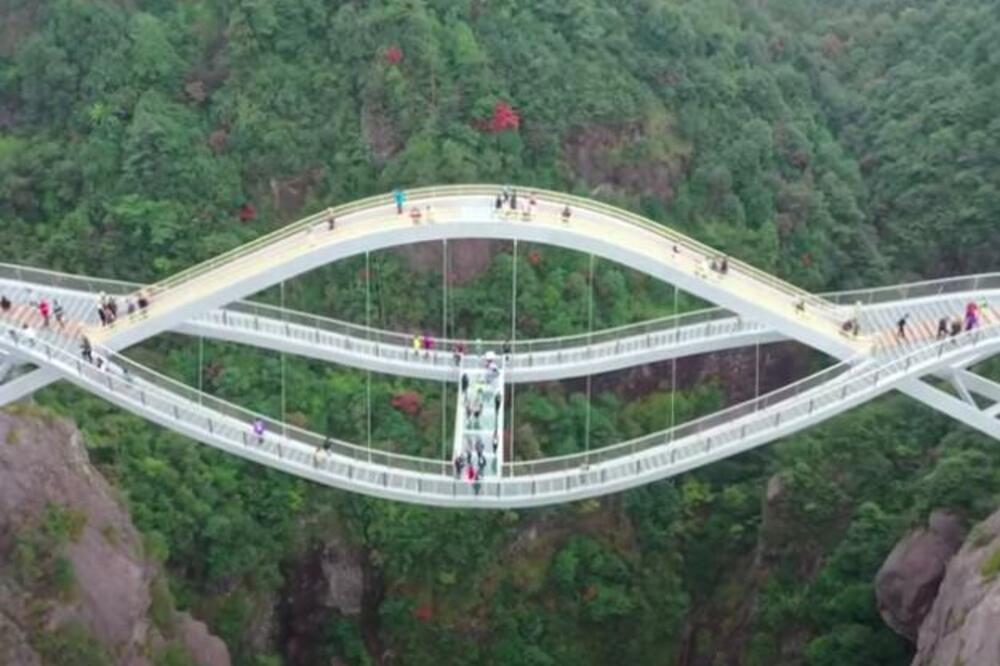 "MISLILI SMO DA SU FOTOGRAFIJE LAŽNE": Stakleni most u Kini postao turistička atrakcija, ODUZIMA DAH! (VIDEO)