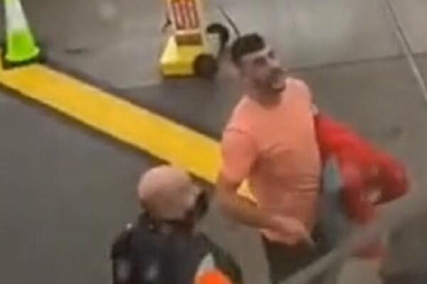 RAZJARENI PUTNIK NAPRAVIO KARDINALNU GREŠKU: Izbacili ga iz aviona, pa na SILU probao da se vrati u njega (VIDEO)