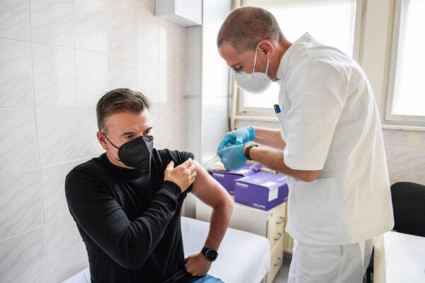 POKAZALI ODGOVORNOST: Stanojević i trojica fudbalera Partizana primili treću dozu vakcije (FOTO)