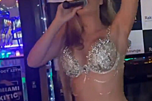 TEA TAIROVIĆ NA SVADBI 47 PUTA PEVALA ISTU PESMU: Bakšiš od 14.000 EVRA jedva držala u rukama!