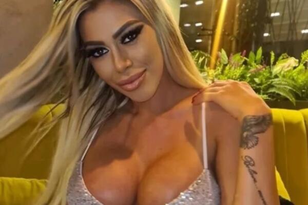 MIMI ORO SLIKALA MEĐUNOŽJEM U RESTORANU: Starleta došla u pretkratkoj suknji, pokazala i BOJU I OBLIK! (FOTO)