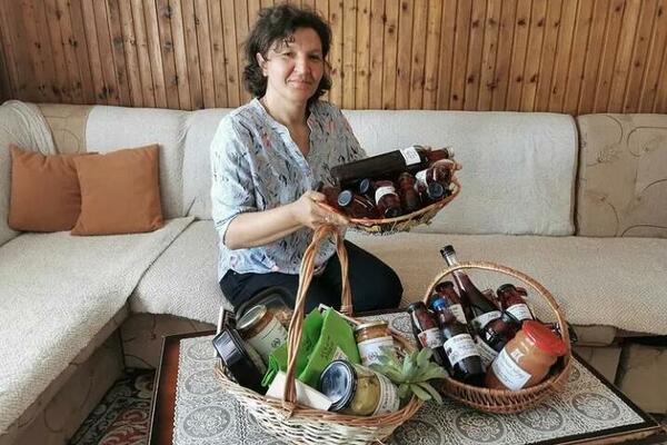 PATRONOŽNA SESTRA SAKUPLJALA PELCERE, DANAS IMA SVOJ VOĆNJAK: Vidojka pravi domaće sokove, slatko i još mnogo toga!