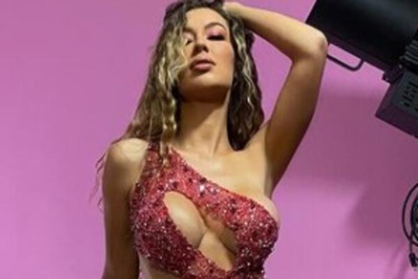 TEA TAIROVIĆ POKOSILA INTERNET SE*SI VIDEOM! UVIJA SE U PROVIDNOJ SUKNJI, GUZA U GRO PLANU CRNE TANGE PRŠTE! VIDEO