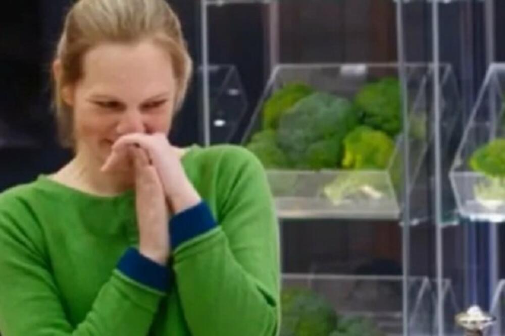 "ODMAH POČINJEM DA SE ZNOJIM, LOŠE MI JE": Žena ima STRAH od HRANE, živi samo od ovih OBROKA!