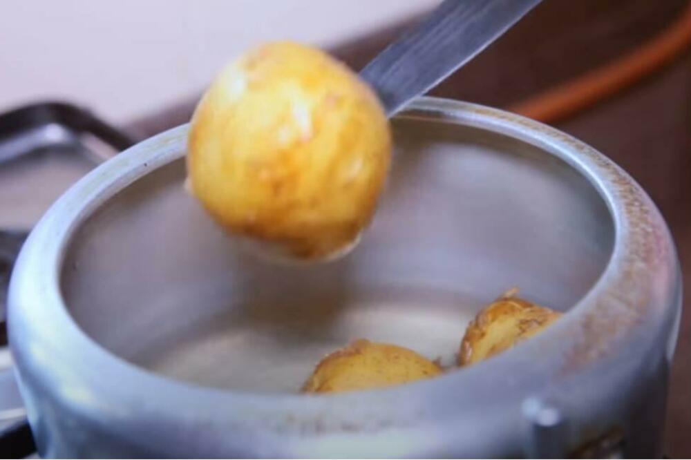 UBACITE SREBRNI NAKIT U VODU GDE SE KUVAO KROMPIR I SAMO GLEDAJTE: Ono što će desiti posle 30 minuta šokiraće vas