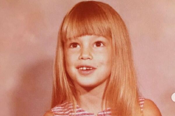 JOŠ OD DETINJSTVA SE ZNALO DA ĆE BITI LEPOTICA: Svi je znate, jedna je od NAJLEPŠIH ŽENA NA SVETU! (FOTO)