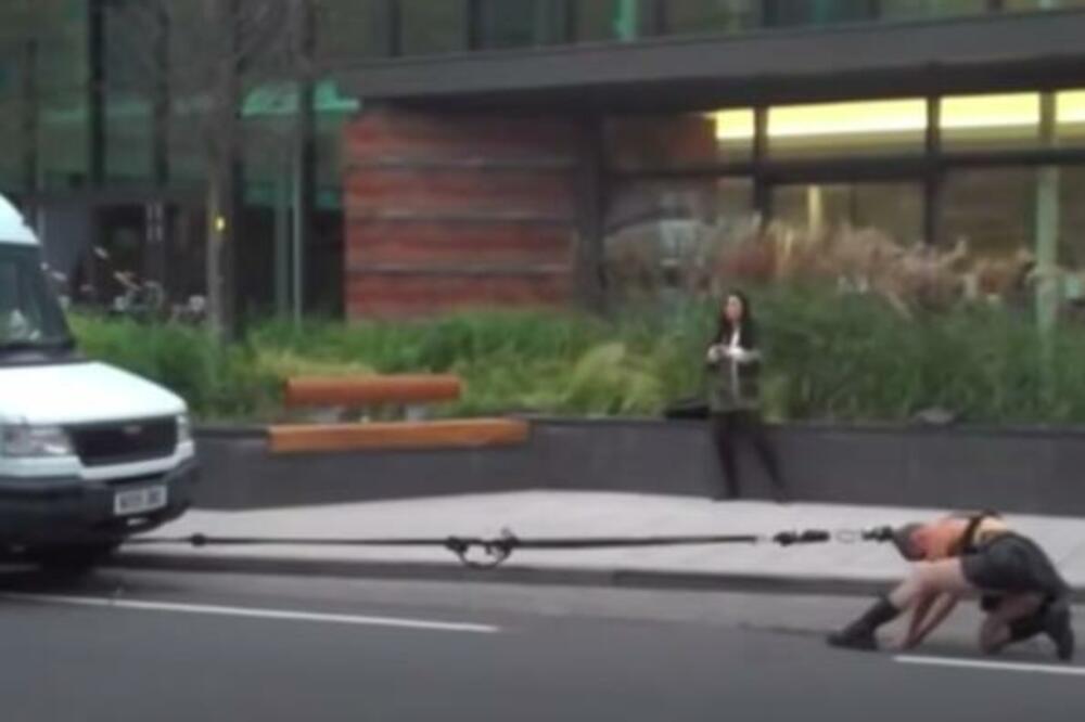 ANASTASIJA ZAPANJILA PROLAZNIKE NA ULICI: Stala ispred kombija i učinila nešto NEMOGUĆE, NEVEROVATNO! (VIDEO)