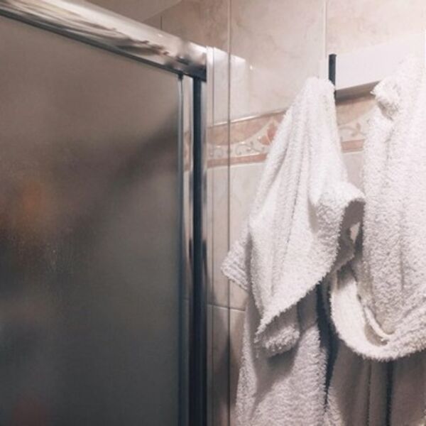 BRAT JE VIDEO GOLU SESTRU U TUŠ KABINI: Od tada ne prestaje da se pita jednu stvar, da li je ovo normalno?