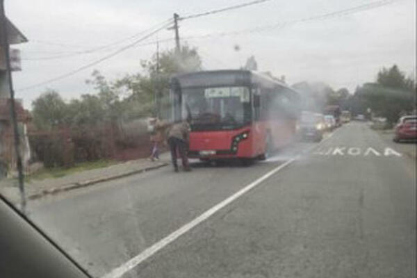 IZGOREO AUTOBUS U CENTRU VOJKE! Malo je falilo da nastradaju putnici (FOTO)