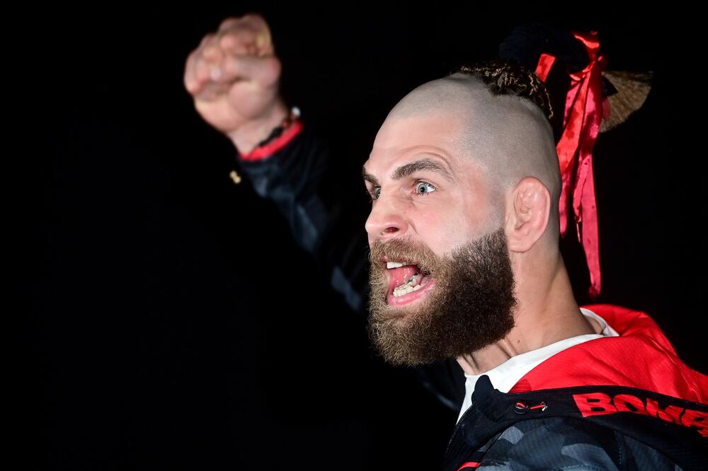 MA KAKVA VREĆA ZA UDARANJE KAD IMA DRVO: UFC borac se na BIZARAN način priprema za brobu! (VIDEO)