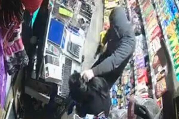 UPERIO CEV PIŠTOLJA U RADNICU I ČUPAO JE ZA KOSU: Pogledajte šokantan SNIMAK PLJAČKE u Tuzli (VIDEO)