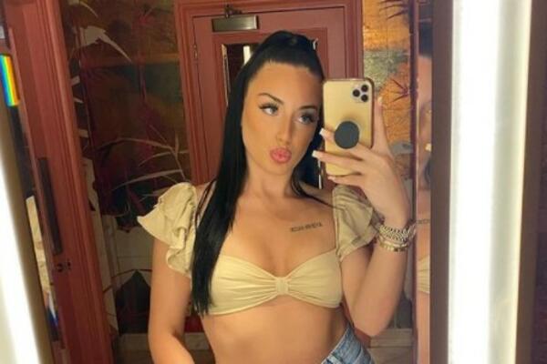 SEVA GORE, SEVA DOLE, POKAZALA JE SVE: Kipte joj obline, UOPŠTE SE NIJE POSTIDELA - SKORO SVE SE VIDI! (FOTO)