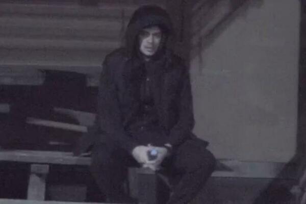 SVAKI STIH GAĐA GA U SRCE! DEJAN DUŠU ISPLAKAO U DVORIŠTU: Situacija sa Dalilom ga LOMI i IZJEDA iznutra! (VIDEO)