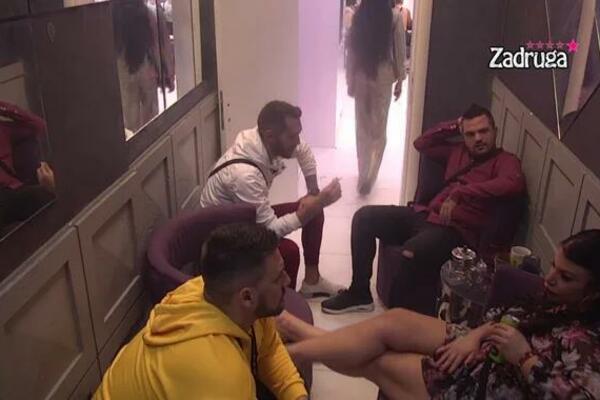 KARAMBOL U ZADRUZI! MILJANA LJUBOMORIŠE ZOLI ZBOG PREPISKE SA ANAKONDOM: Varnice počele da sevaju! (VIDEO)