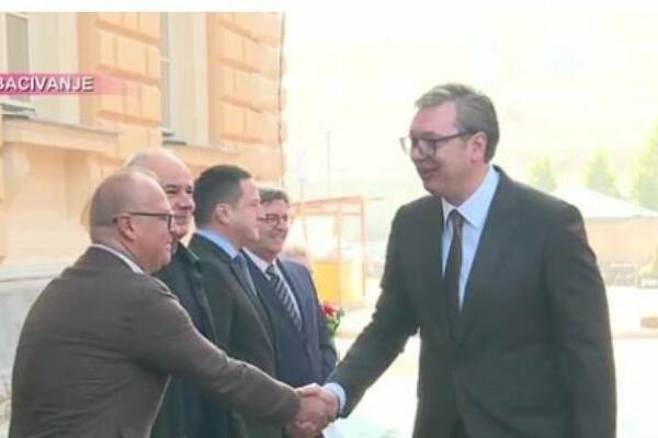 VUČIĆ OBILAZI ZEMUNSKU GIMNAZIJU: Odmah na početku izrazio veliku zahvalnost